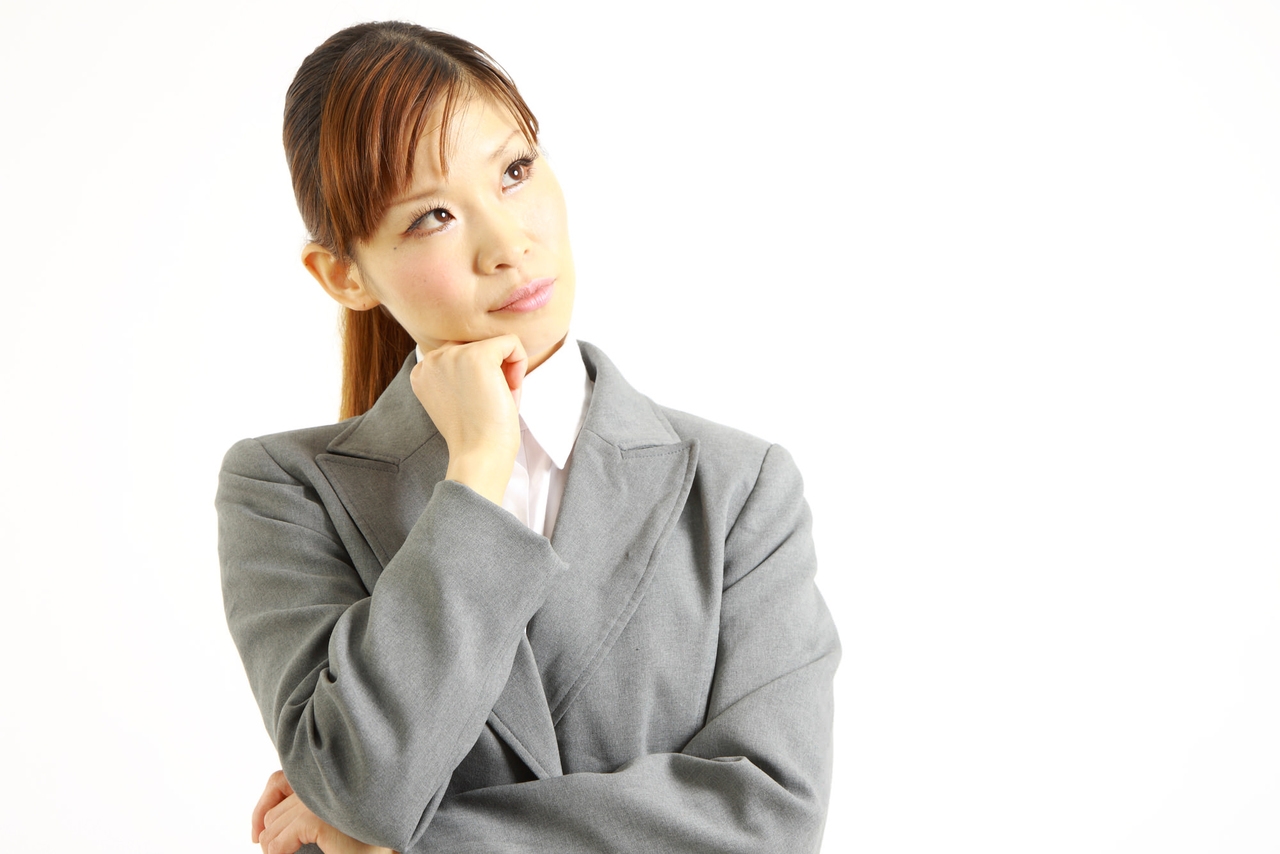 悩む女性